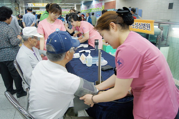 구포성심병원 간호사들 취업박람회서 의료 봉사 썸네일 이미지