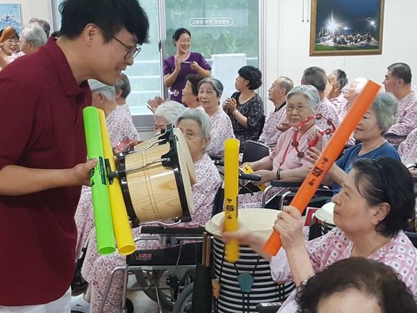 [그랜드자연요양병원] 제128회 그랜드자연음악회 썸네일 이미지