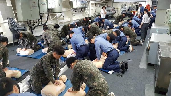 [하나병원] 세종대왕함 장병 심폐소생술 교육 썸네일 이미지