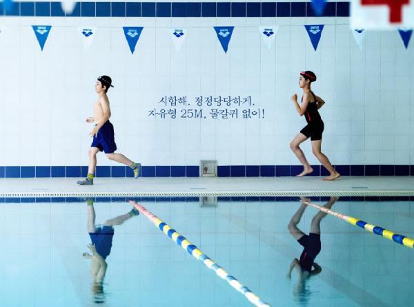 [경건한 주말] 잔잔한 위로 건네는 성장 영화 ‘보이 인 더 풀’ 썸네일 이미지