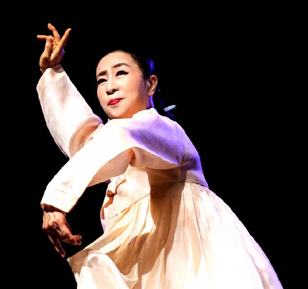 제비 날아 든다...산조춤의 진수 '비연무' 썸네일 이미지