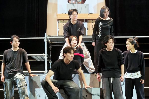 그리스 연출가와 청년 연극인들이 만든 '오레스테스' 썸네일 이미지