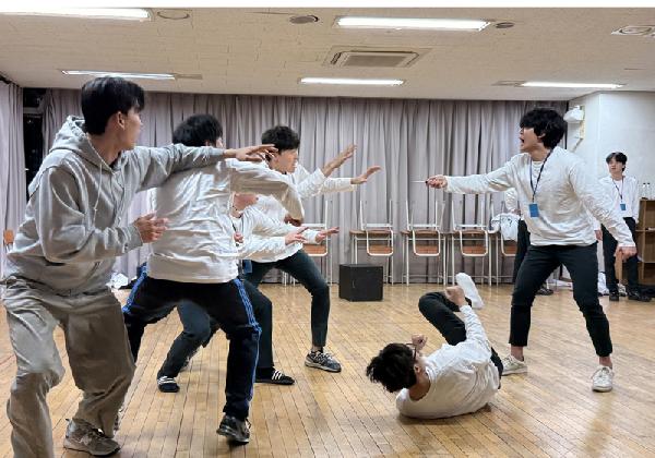 파시즘 집단 광기가 교실로...연극 '파란나라' 썸네일 이미지