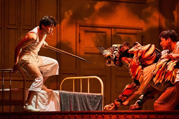 퍼핏·영상미가 엮어낸 ‘라이프 오브 파이’, 상상의 바다에서 진실을 묻다 썸네일 이미지