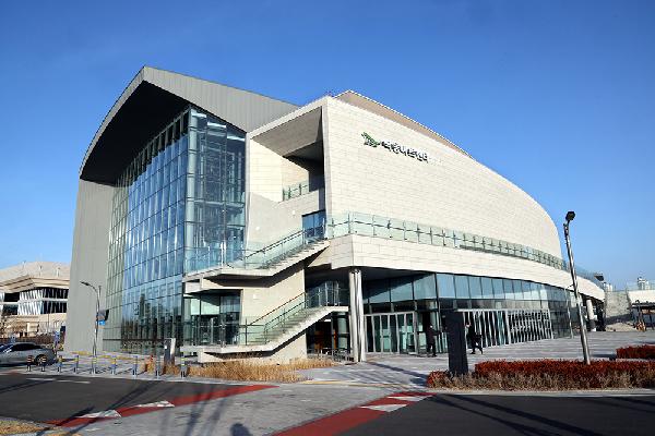 봄 맞아 음악과 책으로 물드는 부산 썸네일 이미지