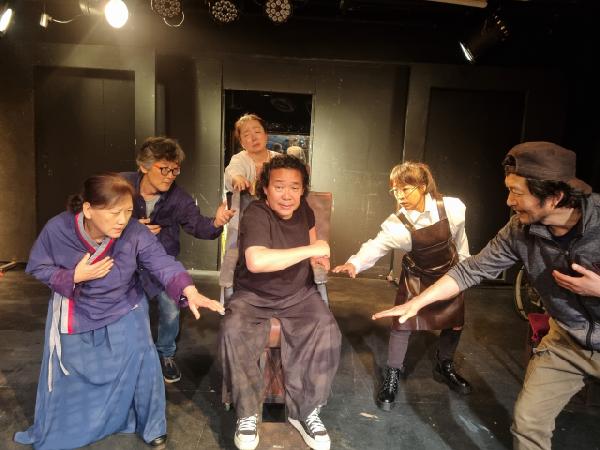 ‘피할 수 없는 죽음’… 부두연극단, ‘왕은 죽어가다’ 재해석 무대 썸네일 이미지