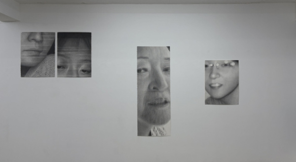 빛과 점이 쌓아 올린 시간… 사진과 회화 경계에서 묻는 아픔 썸네일 이미지