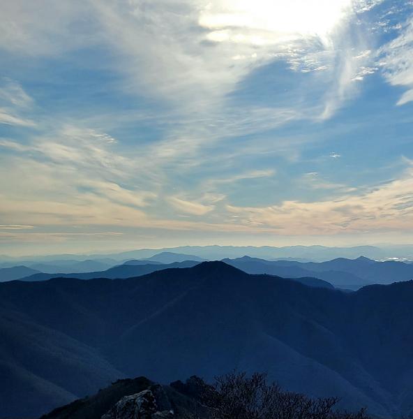숨이 가빠질수록 나는 나에게 가까워졌으며, 완등 이후에도 산은 계속된다. 썸네일 이미지