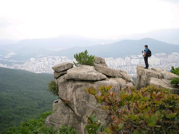 대륙봉에서 바라본 금정산 능선...동양화 안 부럽네 썸네일 이미지