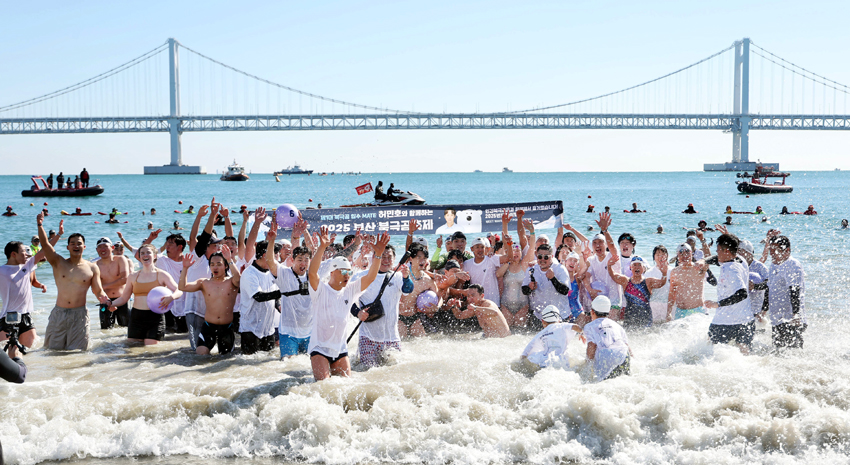 제39회 해운대 북극곰축제가 오는 17~18일 이틀 동안 해운대해수욕장에서 개최된다. ‘인간 북극곰 360 인증 포토존’ 등 다채로운 부대 행사도 마련된다. 사진은 지난 대회 모습. 부산일보DB